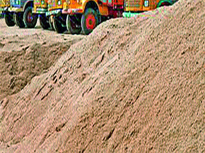 The action brought 3 brass sand at Nimkhedi in the administrative building area | कारवाई केलेली निमखेडी येथील ३०० ब्रास वाळू आणली प्रशासकीय इमारत परिसरात