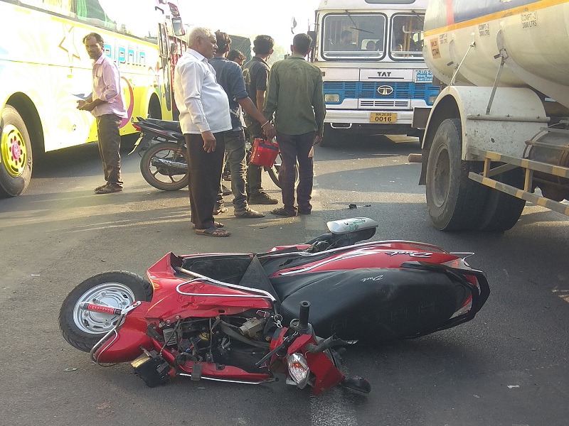truck crushed biker near Pandharpur | पंढरपूरजवळ भरधाव ट्रकने मोपेडस्वारास चिरडले