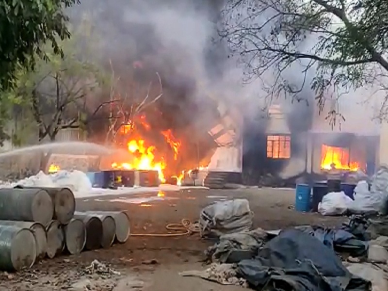Massive fire at Chemical Company of Waluj MIDC; A worker gets burnt | वाळूज एमआयडीसीतील केमिकल कंपनीस भीषण आग; एक कामगार भाजला