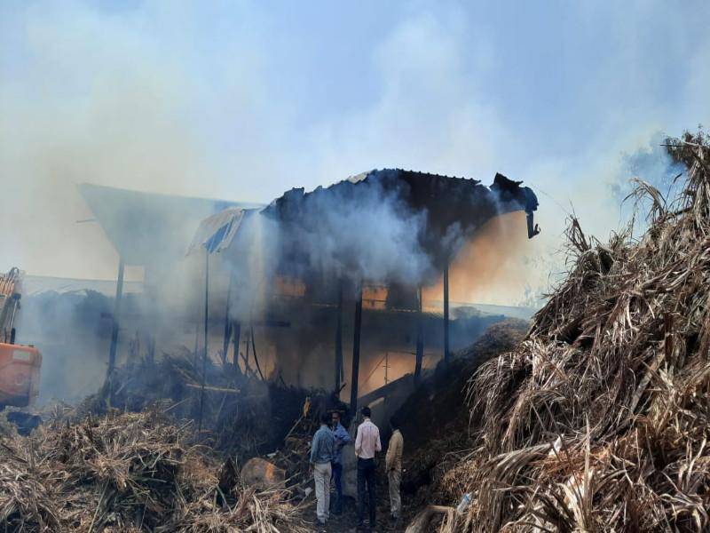 Massive fire at waste disposal project in Hadapsar Shindevasti area Burn the machinery ... | हडपसर शिंदेवस्ती परिसरातील कचरा विलगीकरण प्रकल्पास भीषण आग; यंत्रसामग्री जळून खाक...