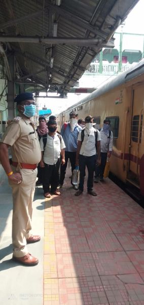 Kerala, Thirukural Express leave 47 railway employees: stucked at Mumbai, Delhi | केरळा, थिरुकुरल एक्स्प्रेसने ४७ रेल्वे कर्मचारी रवाना : मुंबई, दिल्लीला अडकले