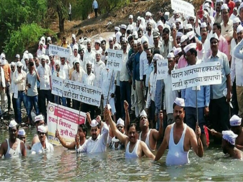 Maharashtra State old Pension Rights Association agitation in wardha | महाराष्ट्र राज्य जुनी पेन्शन हक्क संघटनचे वर्धा नदीत जलसमर्पण आंदोलन