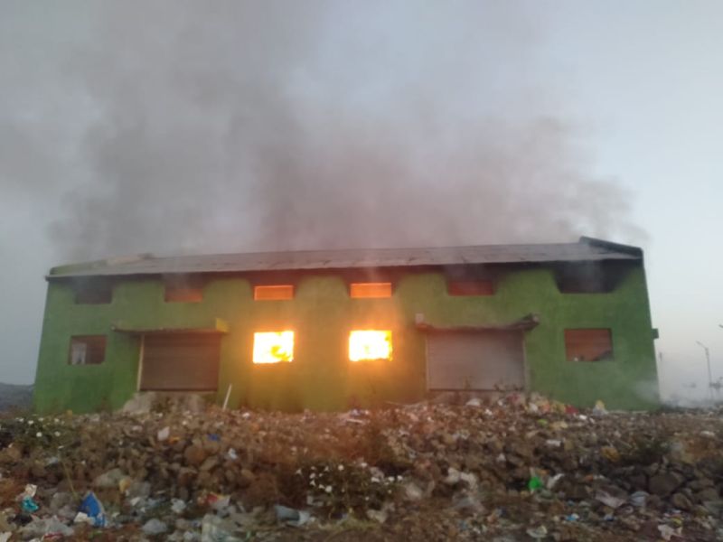 massive fire breaks out in wardha dumping yard | वर्ध्याच्या डंपिंग यार्डला आग, खत निर्मितीच्या मशीन जळून खाक