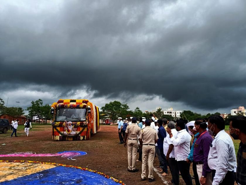 Saint Tukaram maharaj palkhi welcomed by rain showers in Indapur | Ashadhi Wari 2021 : संत तुकोबारायांच्या पालखीचे इंदापुरात पावसाच्या सरींनी स्वागत; काही तासांसाठी विसावा