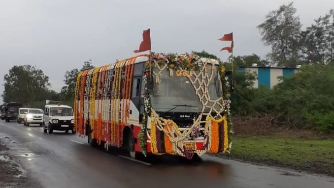 Pandharpur Wari 2021: Sant Dnyaneshwar Maharaj palkhi will go to Pandhari by two Shivneri buses; It will be a 1.5 km walk | Pandharpur Wari 2021 : शिवनेरी बसने माऊलींच्या पादुका पंढरीला जाणार; दीड किमी पायीवारी होणार