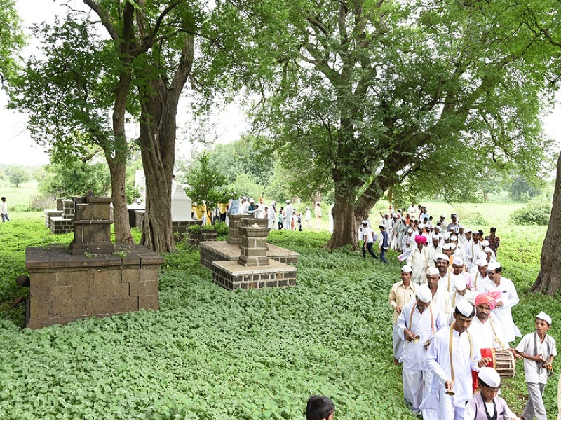 ... here, 'Wari of Vitthala' goes to the crematorium for the visit of devotees; It is a seven hundred and fifty years old tradition | ...'येथे' भाविकांच्या भेटीसाठी विठ्ठलाची दिंडी जाते थेट स्मशानभूमीत; साडेसातशे वर्षांची आहे परंपरा 