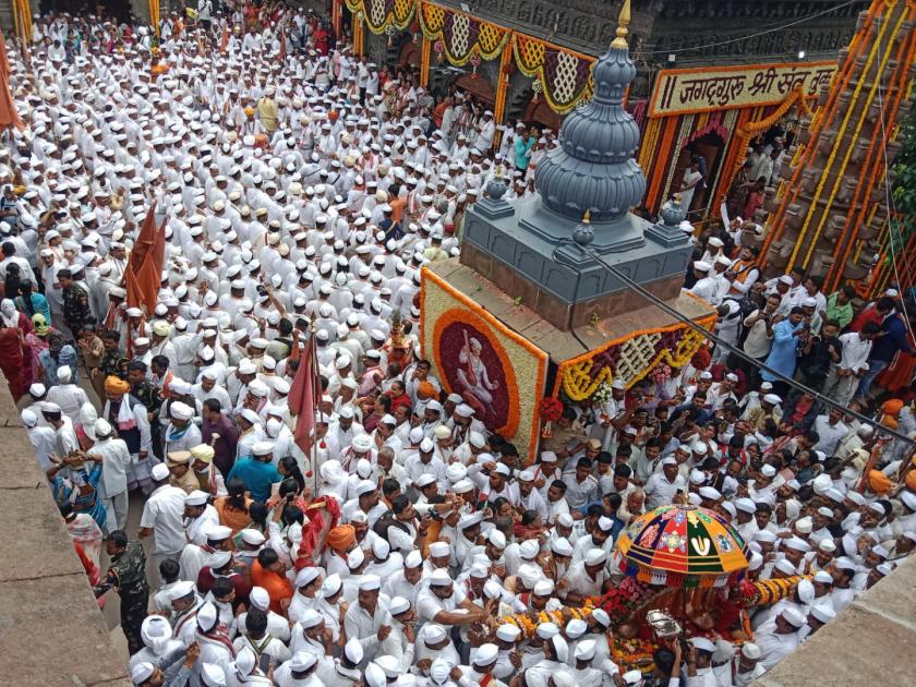 Sant Tukaram Maharaj Palkhi ceremony begins, lakhs of warkaris also on their way to Pandharpur | Ashadhi Wari: तुतारी, टाळ मृदंगाचा निनाद अन् विण्याचा झंकार; लाखो वैष्णवांचा मेळा, तुकोबा निघाले विठुरायाच्या भेटीला