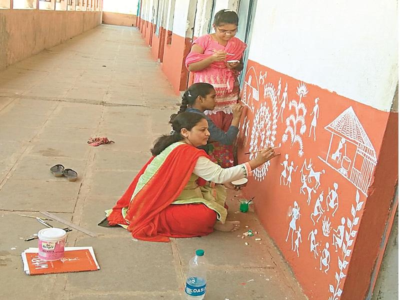 Warli painting took place on the walls of the Zilla Parishad School | जिल्हा परिषद शाळेच्या भिंतींवर बागडू लागली वारली चित्रकला