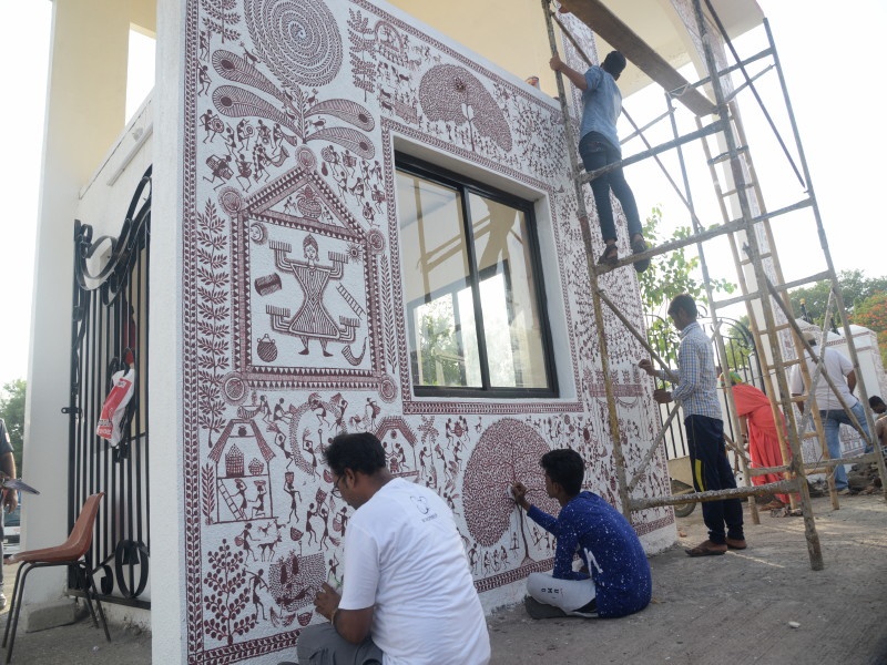 Wonderful beauty in Warli art on gate of Cantonment board | वारली कलेचे अद्भुत सौंदर्य कॅँटोन्मेंटच्या कमानीवर  