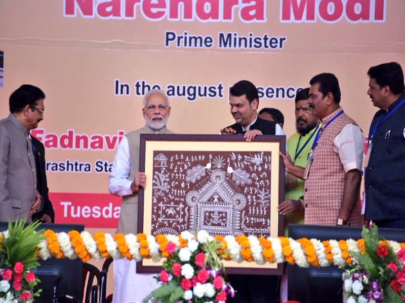 MP Kapil Patil gifted warli painting to Prime Minister Narendra Modi | वारली चित्रकलेची भेट पाहून पंतप्रधान नरेंद्र मोदी भारावले