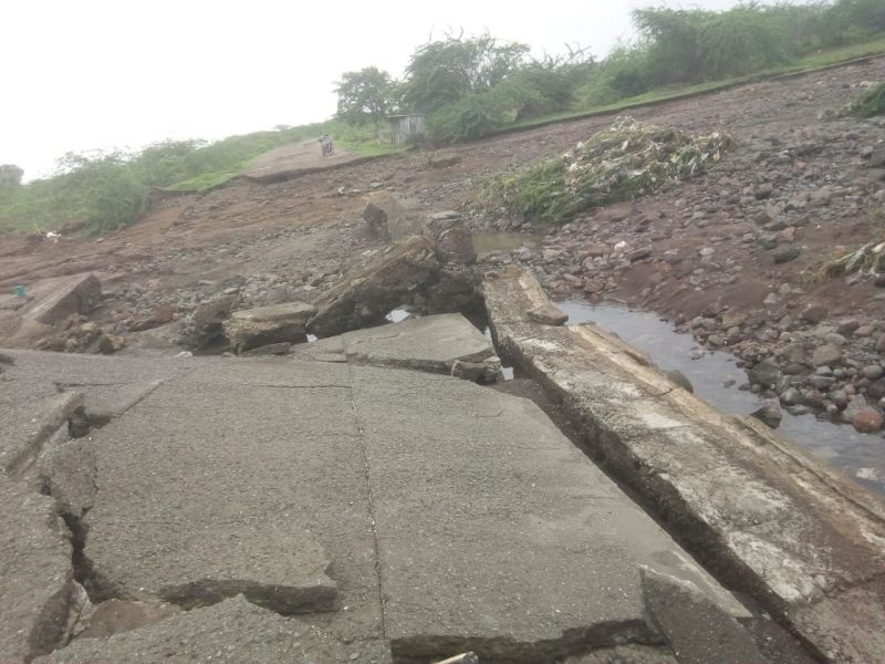 Warning alert for villages along river Panjara | पांझरा नदीच्या पुरामुळे अमळनेर तालुक्यातील पूल वाहून गेला