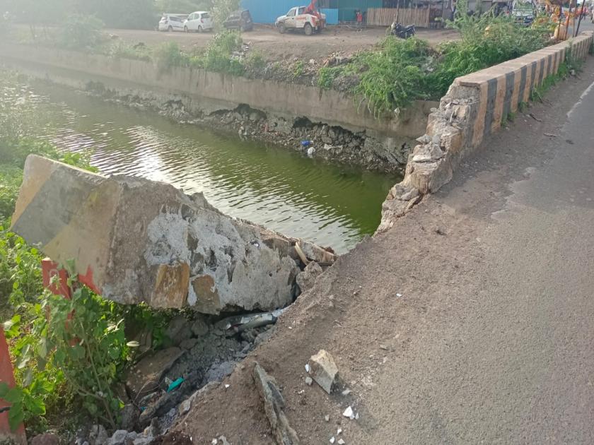 The bridge wall collapsed Neglect of Irrigation and Construction Department Warkari play with their lives | पुलाचा कठडा तुटून पडला; पाटबंधारे व बांधकाम विभागाचे दुर्लक्ष, वारकऱ्यांचा जीवाशी खेळ