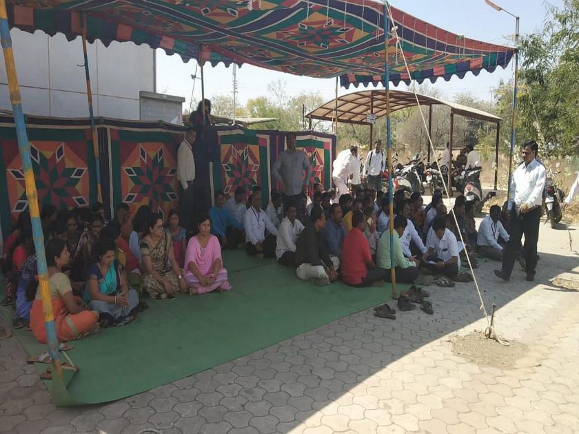 Zilla Parishad workers strike for some demands in Washim | Video - जिल्हा परिषदेत पदाधिकारीविरूद्ध कर्मचारी वाद विकोपाला