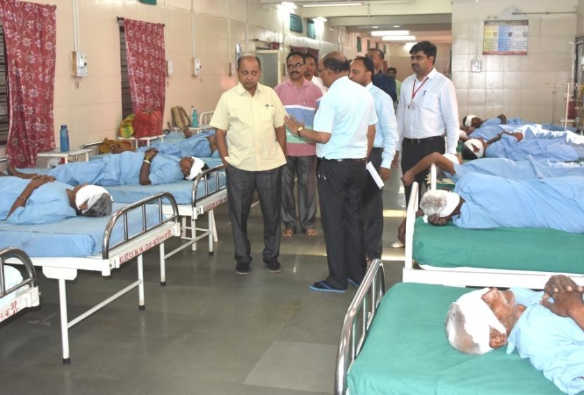 Kishore Tiwari took eye surgery information from Washim District General Hospital | किशोर तिवारी यांनी घेतली वाशिम जिल्हा सामान्य रुग्णालयातील नेत्र शस्त्रक्रियेची माहिती !