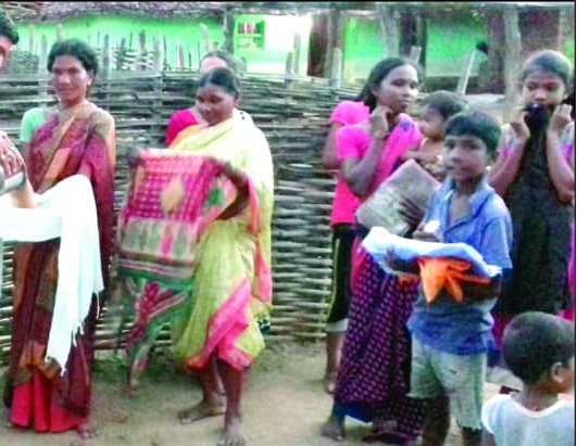 Distribution of literature to tribal people in Melghat, Gadchiroli and Chandrapur areas | मेळघाट, गडचिरोली, चंद्रपुर भागात आदिवासी बांधवांना साहित्याचे वाटप