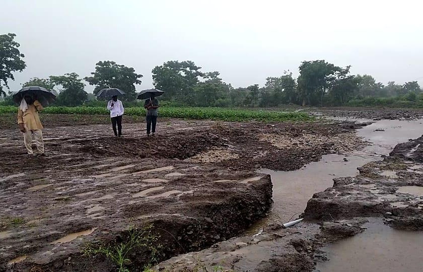 Watershed pond flooded in Washim district! | वाशिम जिल्ह्यात पाझर तलाव फुटले, विहिरी खचल्या!