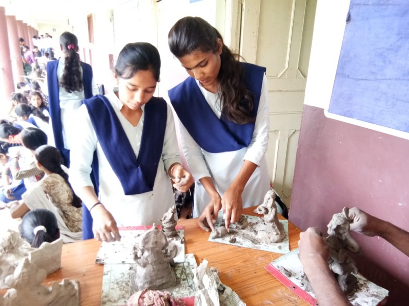 About 200 students took training of making Ganesha from Shadoo soil | २०० विद्यार्थ्यांनी घेतले शाडूच्या मातीपासून गणपती बनविण्याचे प्रशिक्षण 
