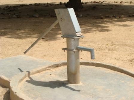 Disinterested in repairing the handpump in the city of Mangrulpir | पाणीटंचाईच्या काळातही मंगरुळपीर शहरात हातपंप दुरुस्तीबाबत उदासीनता