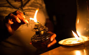 Torhnala, villagers night in the dark, electricity disrupt | तोरणाळा, म्हसणीवासी काढताहेत अंधारात रात्र