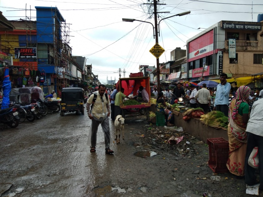 Washim: garbage in the market; Muddy streets in washim | वाशिम : बाजारपेठ घाणीने; रस्ते माखले चिखलाने!