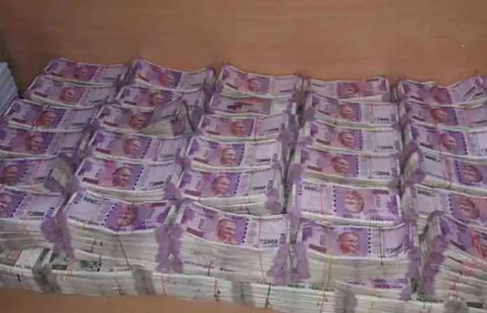 71 lakh worth of unaccounted cash seized from the vehicle! | वाहनातून ७१ लाखांची बेहिशेबी रक्कम जप्त!