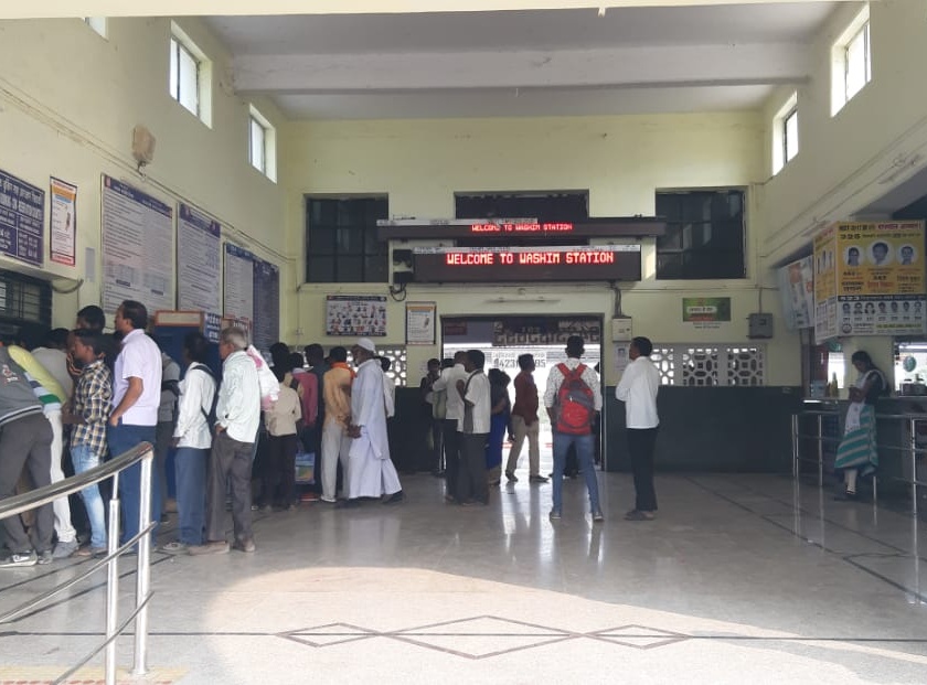 Washim railway station ticket unauthorized closure! | वाशिम रेल्वे स्थानकातील तिकीटांचा गैरप्रकार तडकाफडकी बंद!