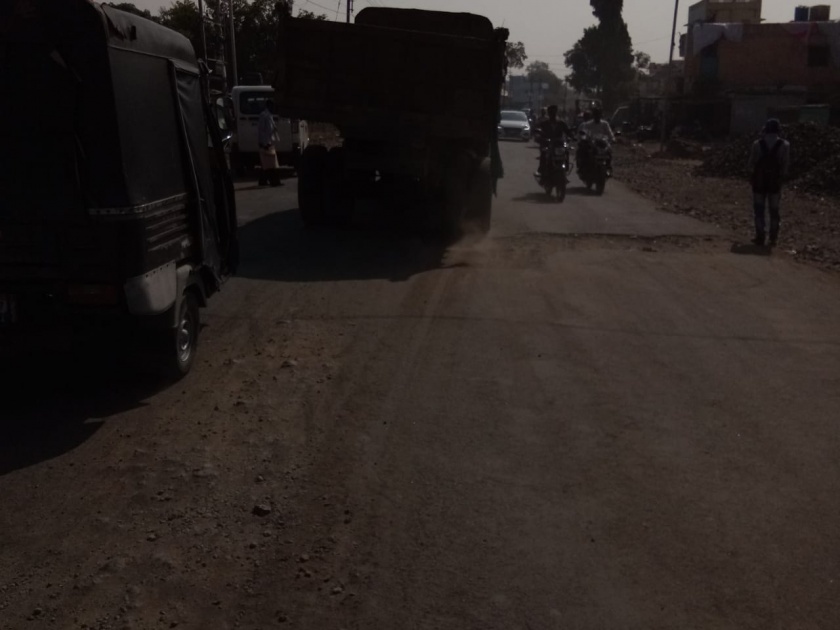 Slow down the road work;Dust everywhere in Washim city! | रस्त्यांची कामे संथगतिने; धुळीने माखले वाशिम शहर!
