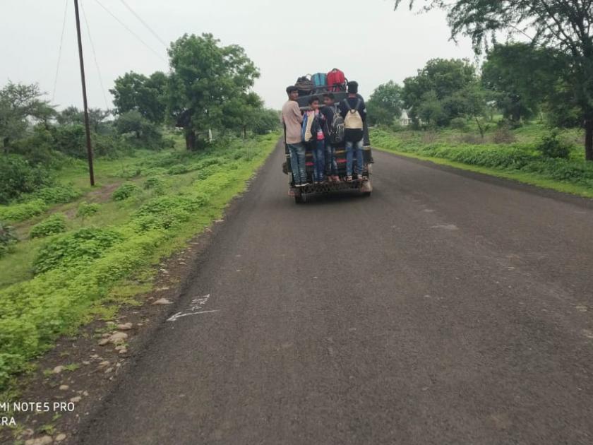 The fatal travel of school students on the Manora-Mangrulpir road | मानोरा-मंगरुळपीर मार्गावर शालेय विद्यार्थ्यांचा जीवघेणा प्रवास 