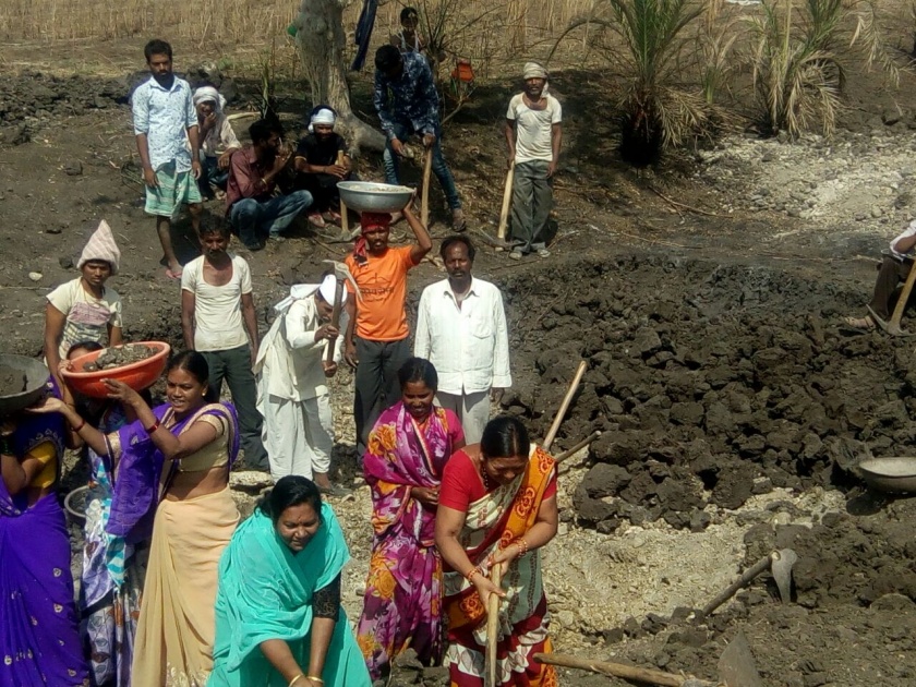 villagers works with e enthusiasm for water conservation | शेततळ्यासाठी पिंप्री मोडकवासिंयाचे उत्साहात श्रमदान