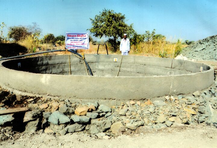 wells in three villages of Washim taluka not get approval | वाशिम तालुक्यातील तीन गावांतील रोहयोच्या विहिरींची मजुरी रखडली; शेतकरी, मजुर अडचणीत 
