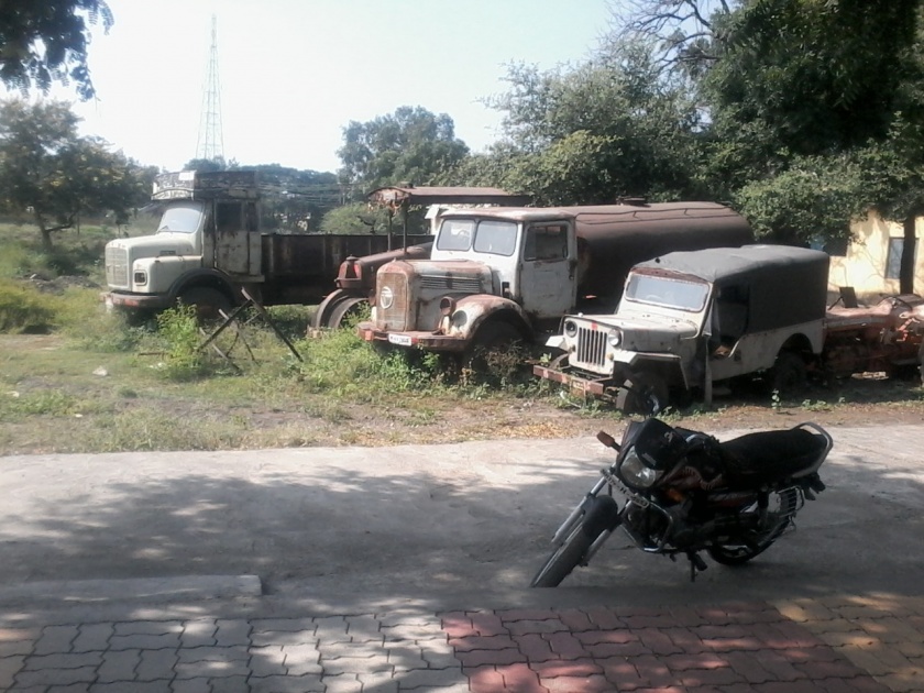  The scrap of government vehicles in Washim district | वाशिम जिल्ह्यातील भंगार शासकीय वाहनांचा लिलाव रखडलेलाच 