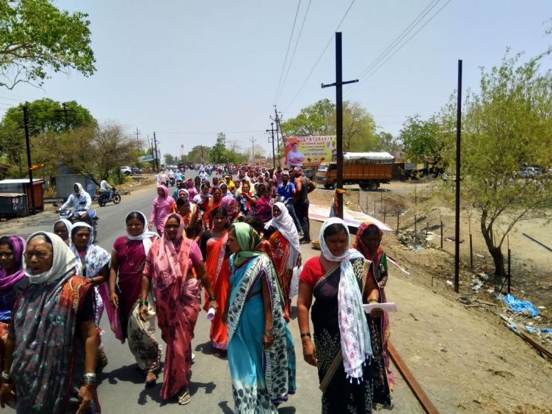 Womens protested against water crisis in mangrulpir | मंगरुळपीरात पाणी प्रश्न पेटला; नगरपरिषद कार्यालयावर महिलांचा मोर्चा