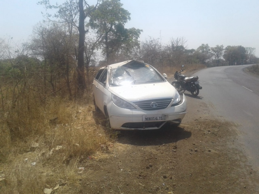 Accident of the naib tehsildar's vehicle; Three people injured | नायब तहसिलदारांच्या वाहनाला अपघात; तीन जण जखमी