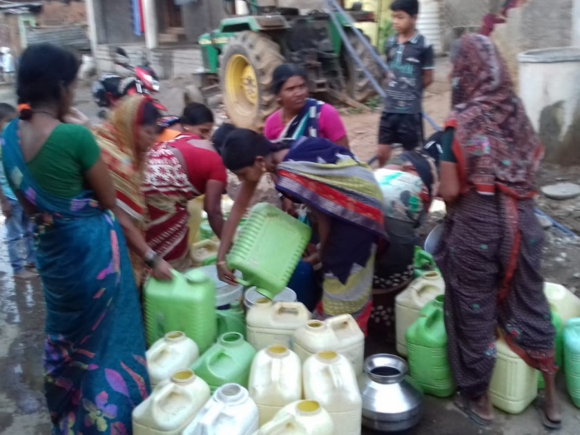 Water supply for villagers by spentin own money | ग्रामस्थांची तहान भागविण्यासाठी स्वखर्चाने खोदल्या कुपनलिका