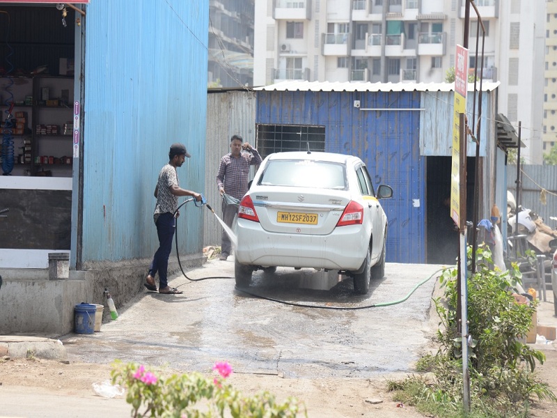 water plentiful in washing center pimpri-chinchwad but the domestic water unavailable | पिंपरी-चिंचवड शहरात वॉशिंग सेंटरमध्ये पाण्याचा सुकाळ, घशाला मात्र कोरड