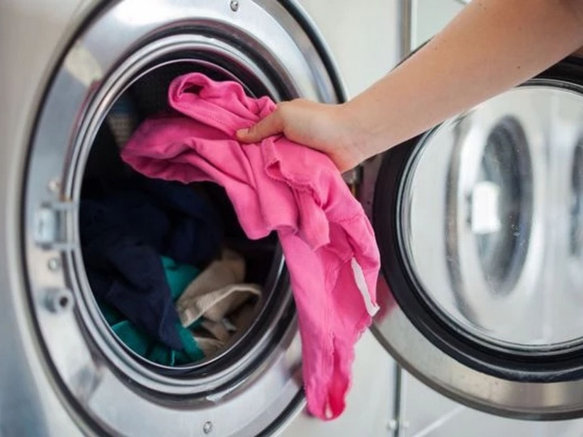 scientists says decrease use of washing machine will save earth and enviroment | काय सांगता! पृथ्वीला वाचावायचंय तर मळलेले कपडे तसेच घाला, सांगतायत खुद्द संशोधक