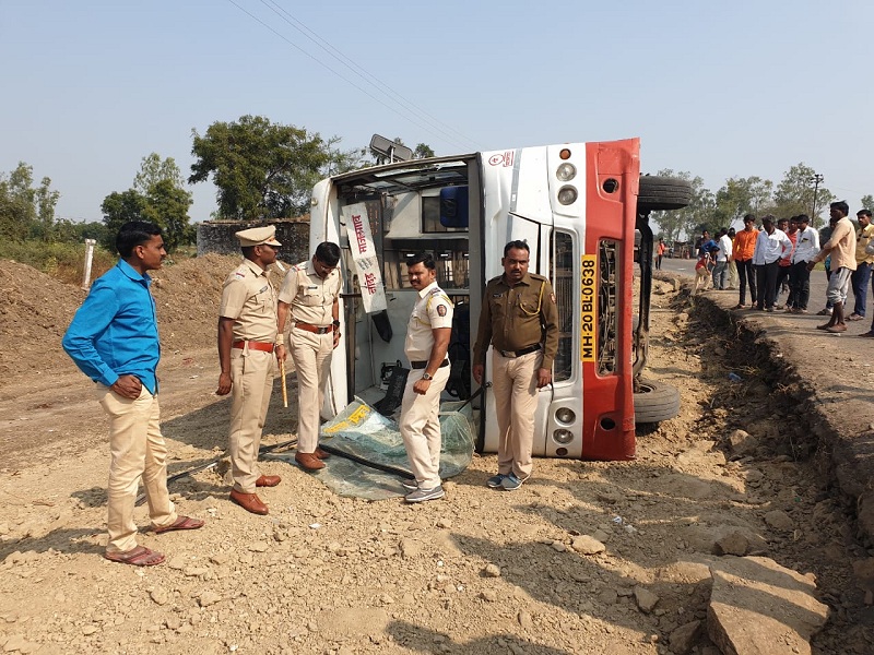 The bus overturned near Vasmat; Ten passengers sustained minor injuries | वसमतजवळ बस उलटली; दहा प्रवासी किरकोळ जखमी
