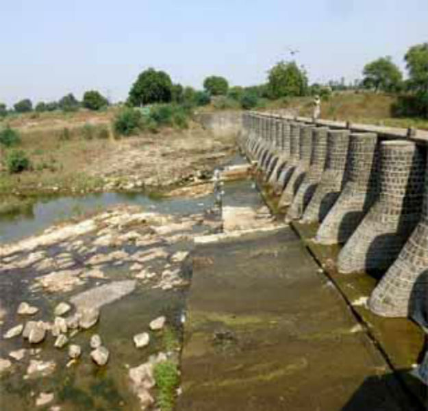 Failure of the administration to stop leakage of 18 dams in Sangola taluka, drying up | सांगोला तालुक्यातील १८ बंधारे कोरडे ठणठणीत, पाण्याची गळती रोखण्यात प्रशासनाला आले अपयश