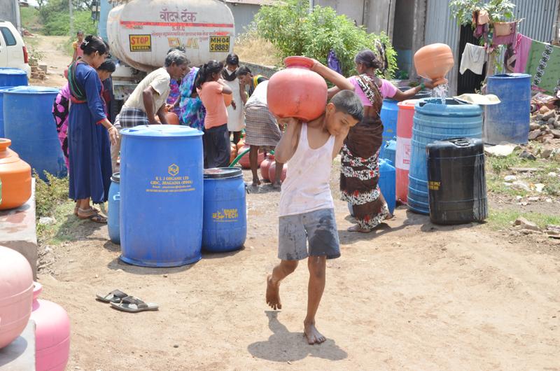 Deep shortage of water in Solapur; Solarpunkers have to make a move if tankers come! | सोलापुरात पाण्याची टंचाई; टँकर आल्यास सोलापूरकरांना करावी लागतेय धावपळ !