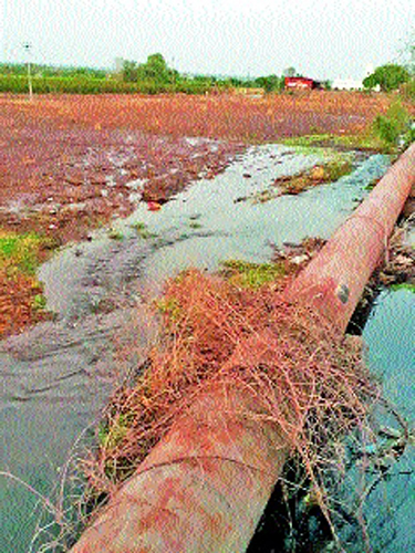 Leak to the Ujani pipeline; Solapur water supply disrupted | उजनी पाईपलाईनला गळती; सोलापूरचा पाणीपुरवठा विस्कळीत