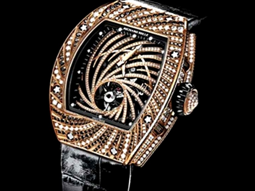 Thief snatches ₹6 crore watch from Japanese mans wrist in Paris | उद्योगपतीच्या हातातील कोट्यवधी रूपयांचं घड्याळ घेऊन चोराचा पोबारा, किंमत वाचून व्हाल अवाक्...