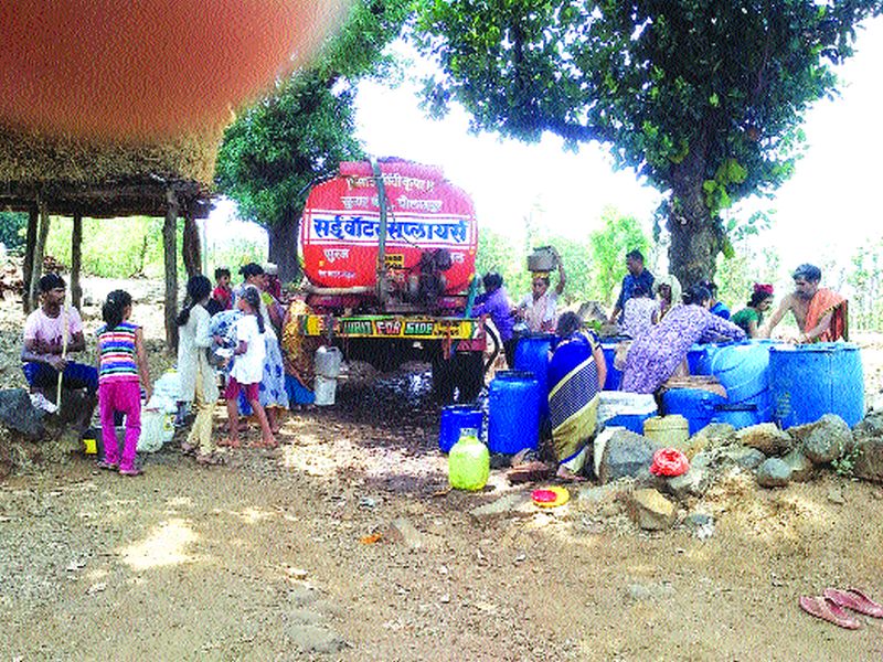 Severe water shortage in Poladpur 31 villages, 66 wadis for water by seven tankers | पोलादपुरात भीषण पाणीटंचाई ३१ गावे, ६६ वाड्यांसाठी सात टँकरने पाणी