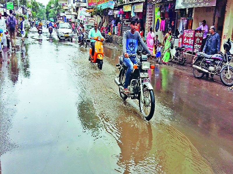 Stained water on Indiranagar jogging track; Health risks | इंदिरानगर जॉगिंग ट्रॅकवर साचले पाणी; आरोग्यास धोका