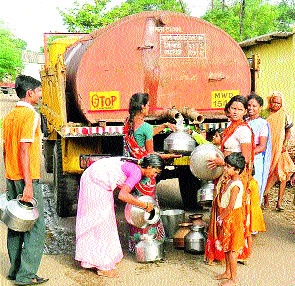 Finally, water supply through 61 tankers to tankers! | अखेर ६१ गावांना टँकरद्वारे पाणीपुरवठा!