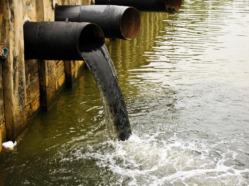 The Pune Municipal Corporation itself releases 450 MLD sewage into the river every day | पुणे महापालिकाच दररोज नदीत सोडते साडेचारशे एमएलडी सांडपाणी
