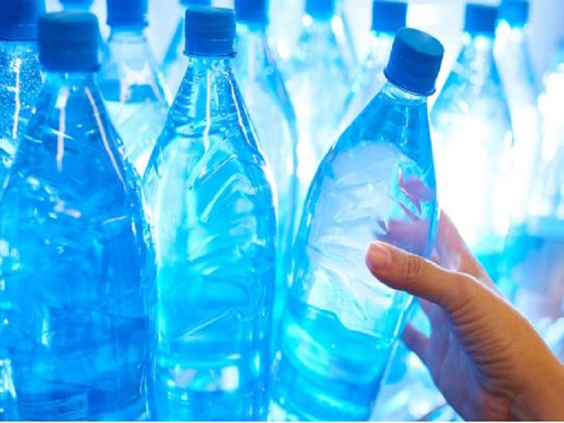 Careful, we drink plastic water, not pure bottled water! | सावधान, बाटलीतले शुद्ध नव्हे, तर प्लास्टिकयुक्त पाणी पितोय आम्ही!