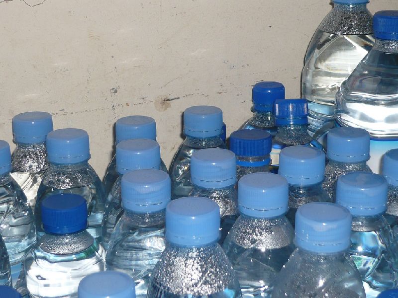 Selling 6000 bottles of bottles per day in Thane station | ठाणे स्थानकात रोज सहा हजार पाण्याच्या बाटल्यांची विक्री