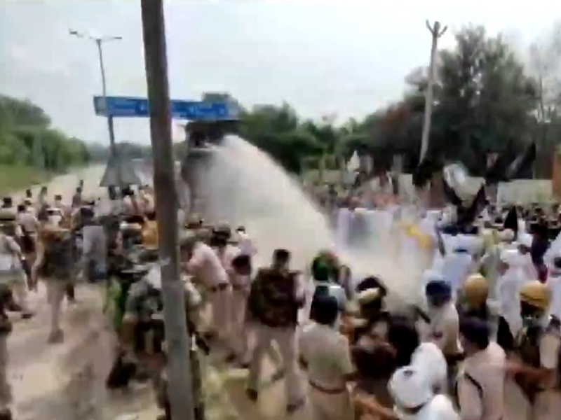 despute between farmers and police, police uses water canon on farmers in jajjar haryana | शेतकरी आणि पोलिसांमध्ये धक्का-बुक्की, उपमुख्यमंत्र्यांचा विरोध करण्यासाठी आलेल्या शेतकऱ्यांवर वॉटर कॅननचा मारा