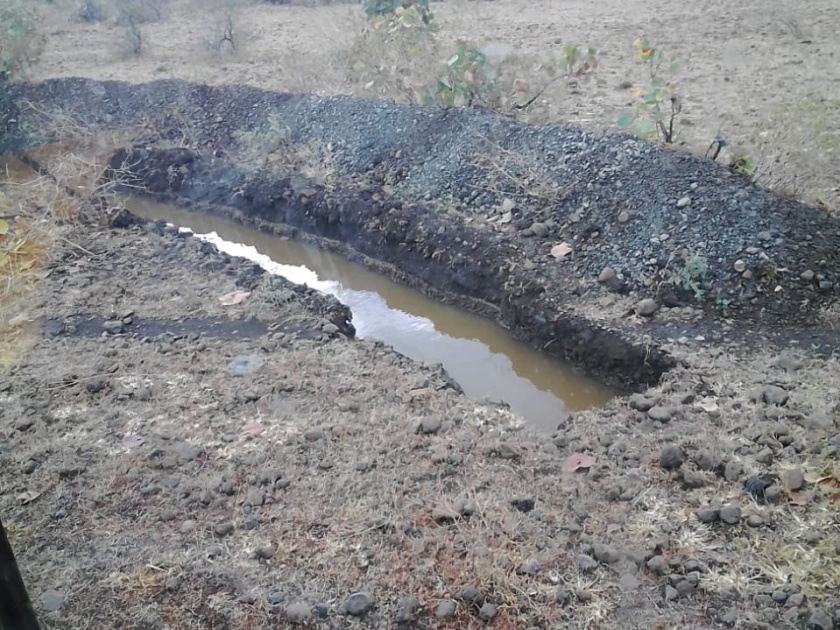 water conservation works stop due to rain | जलसंधारणाच्या कामांत अवकाळी पावसाचा खोडा