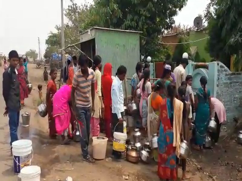 Man provides free water to whole village in Washim | मोफत पाणीपुरवठा करून भागवली जातेय नागरिकांची तहान